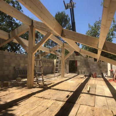 img-Réalisation charpente traditionnelle avec plancher intermédiaire en vieux bois près d'Aix en Provence